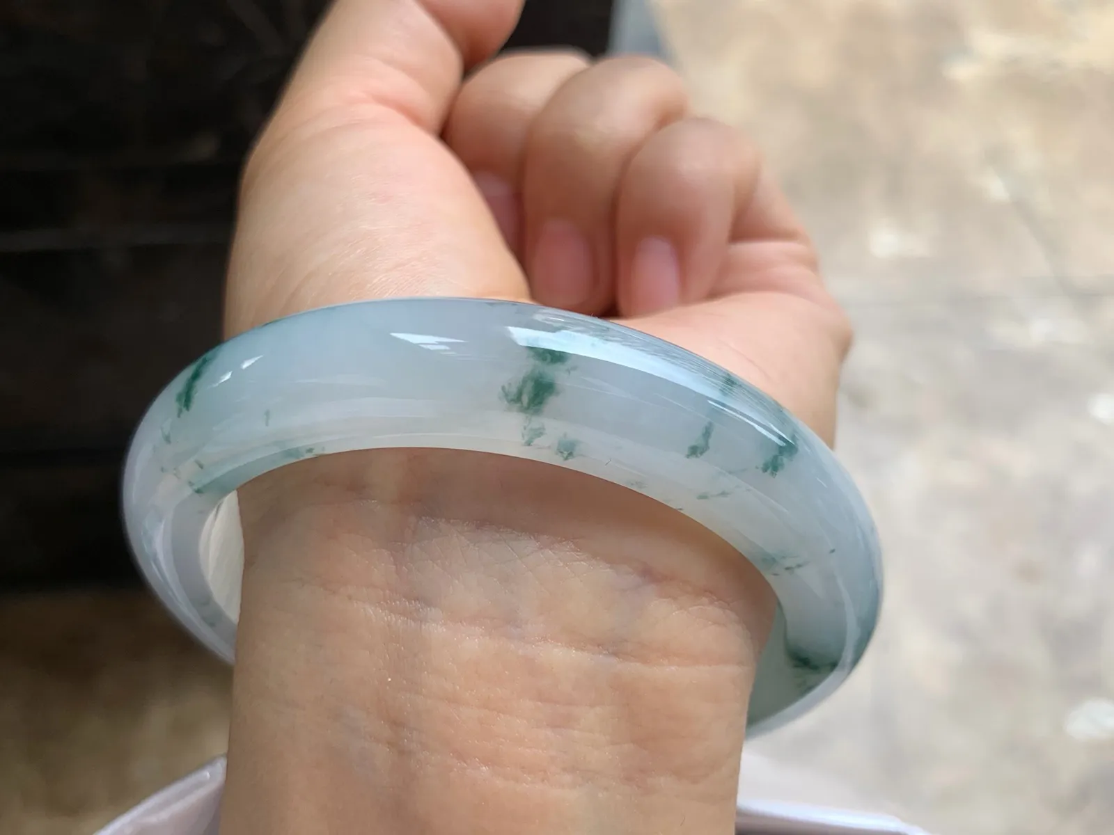 60-13.4-9.4mm
糯冰飘花手镯 底子细腻 水润 大圈口