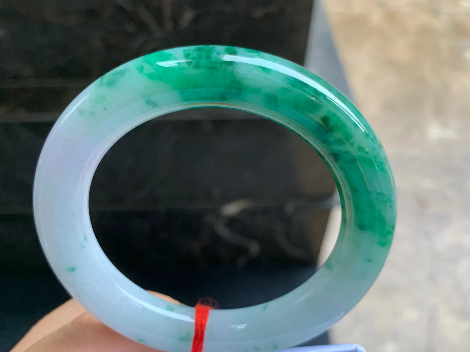 54.5-11.5mm
色花圆条手镯 底子细腻 花色辣绿漂亮
