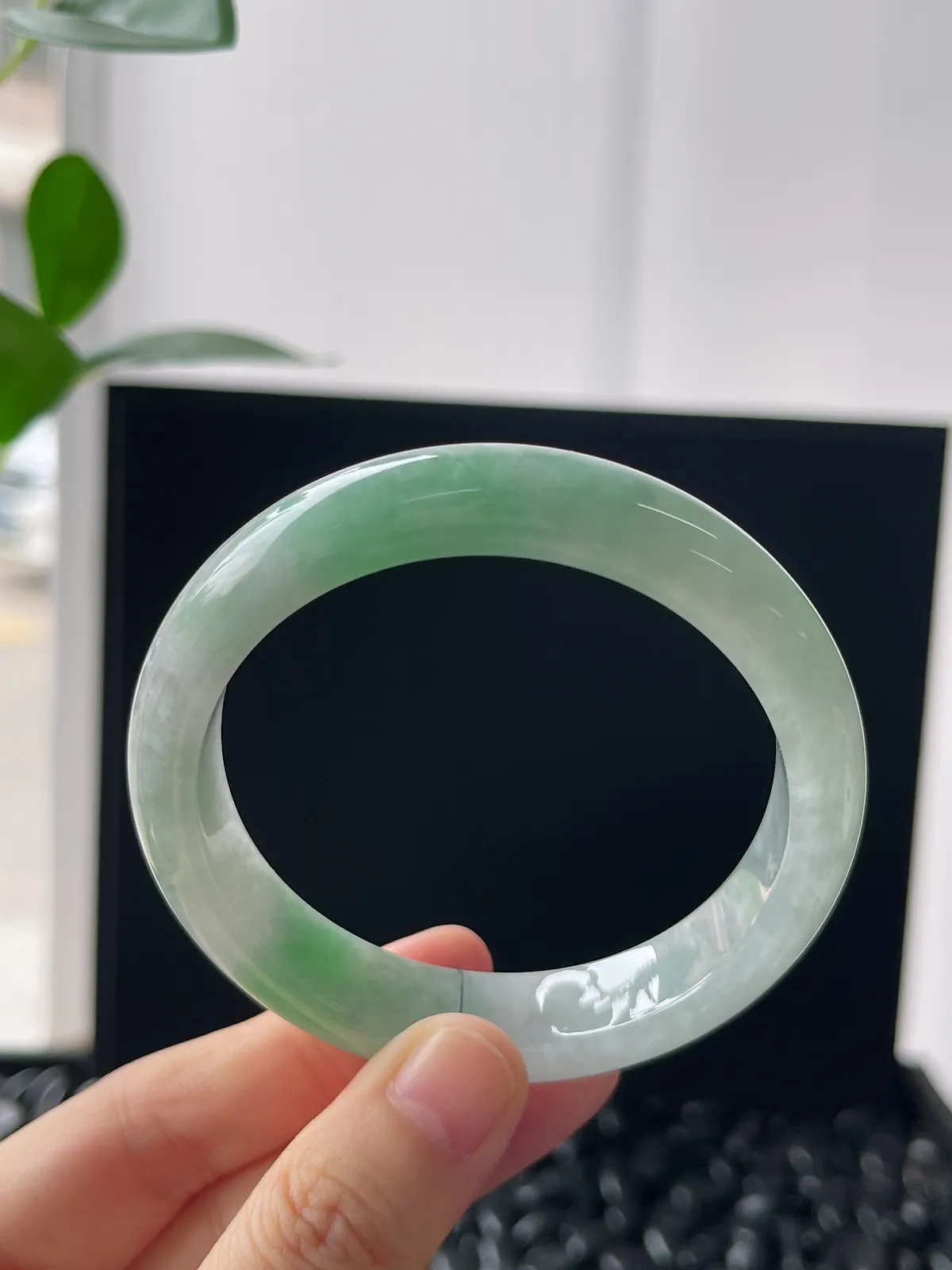 正圈55圈口，翡翠冰糯种飘绿手镯