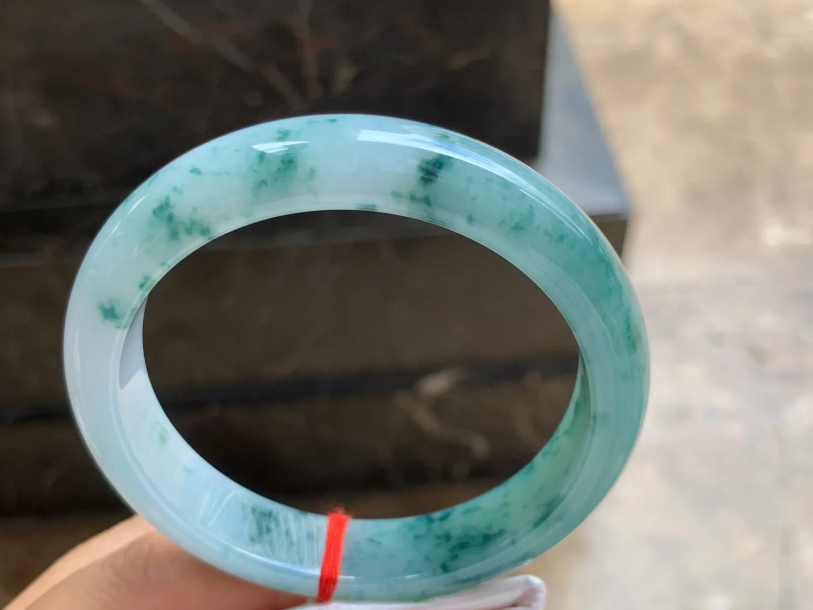 60-12.7-8.5mm
糯冰飘花手镯 底子细腻 大圈口