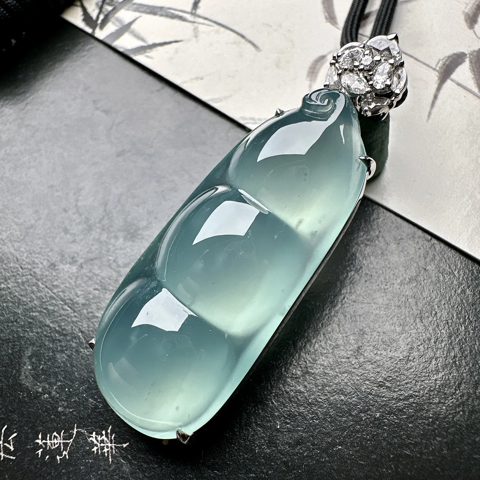 【冰种福豆吊坠】天空蓝老料，起钢光，种地上乘，冰感十足，通透起光，饱满圆润，18k金钻镶嵌，裸石尺寸43.3*18.5*8.2毫米。