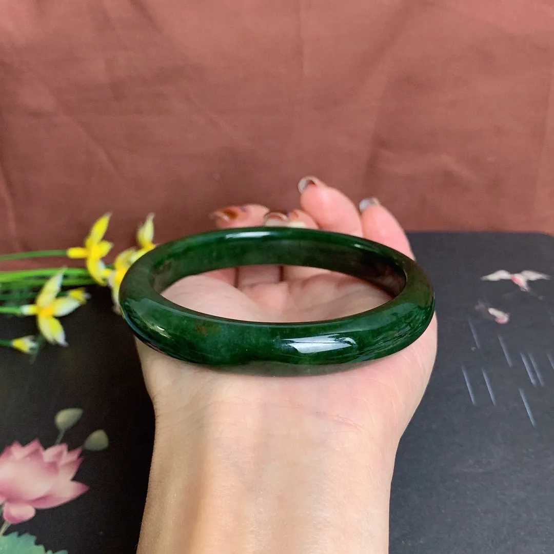 和田玉62.5圈口菠菜绿碧玉手镯！玉质细腻油润 底色纯净 无纹裂 脂粉好，品质高