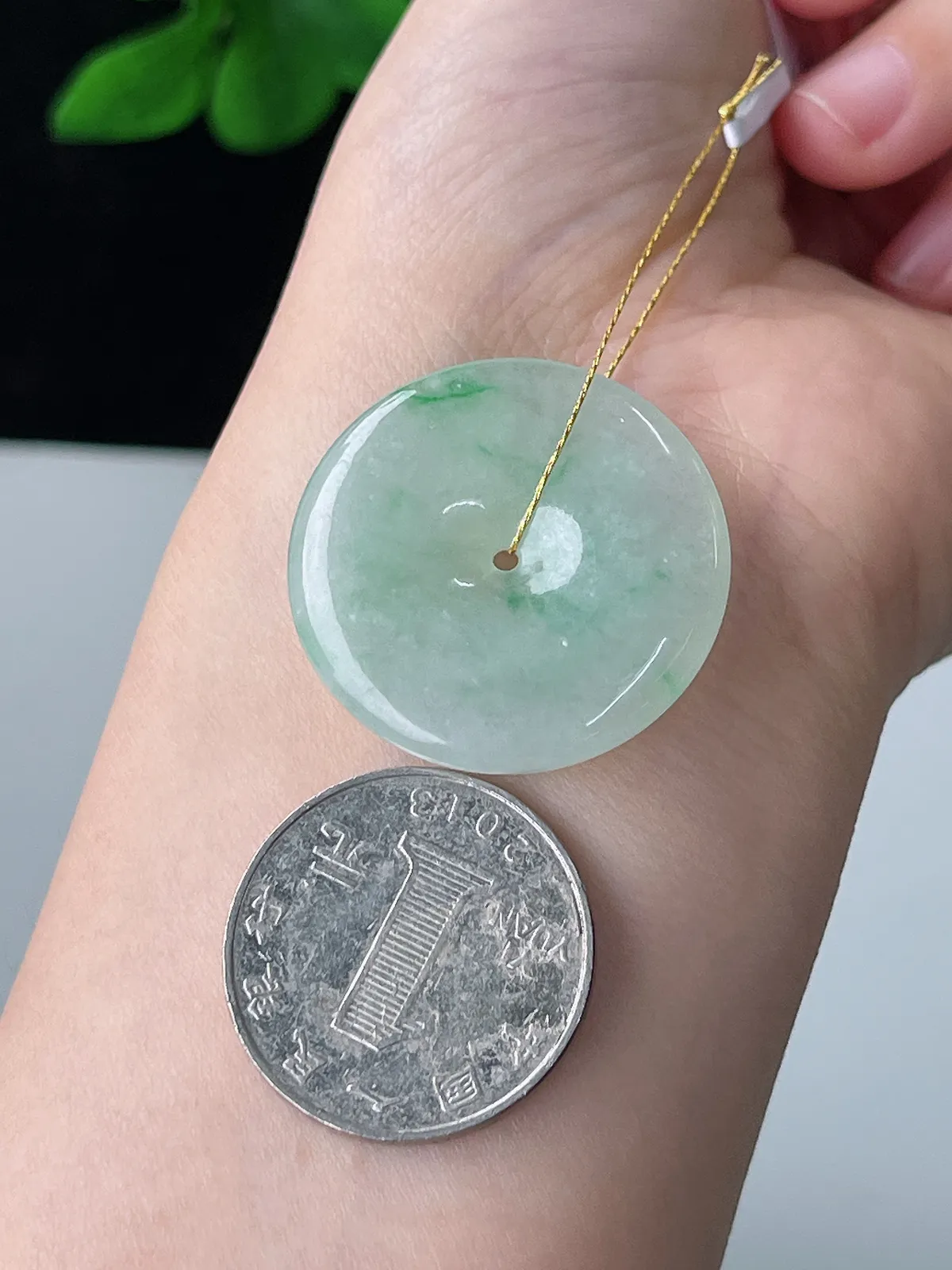 翡翠冰糯种飘绿平安扣