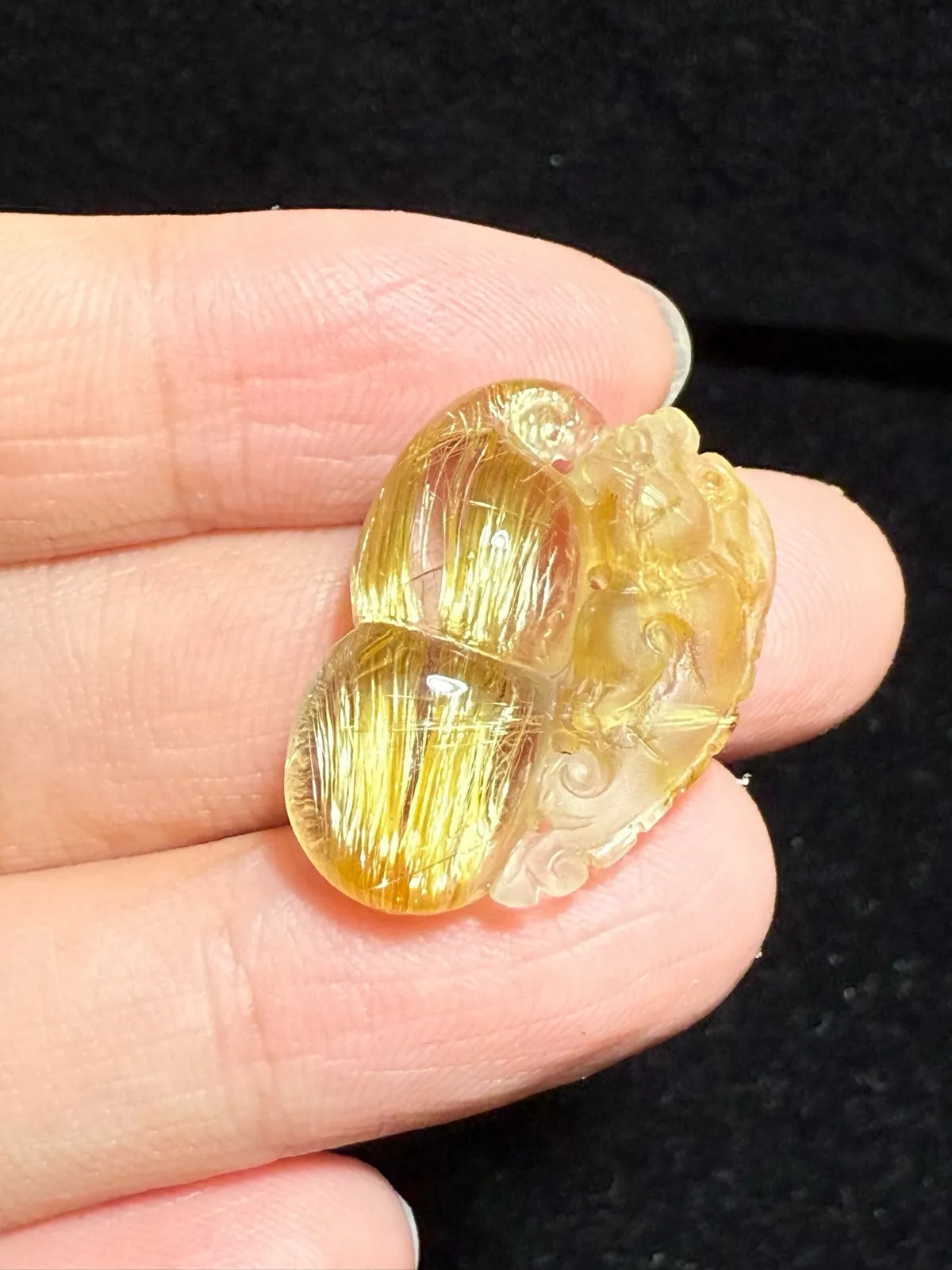 天然金发晶葫芦吊坠    天然巴西老矿天然金发晶貔貅葫芦吊坠。发丝顺、晶体干净、猫眼效应超强，造型经典大方，葫芦饱满圆润！实物更漂亮！规格：24.6*18.6*9mm   重5.23克