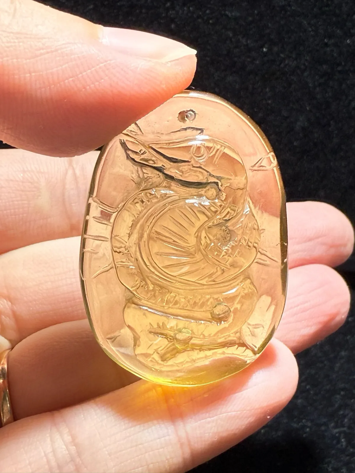 天然黄水晶蛇吊坠，黄水晶生肖蛇吊坠，造型饱满，颜色漂亮，大师雕刻，活灵活现，栩栩如生！黄水晶灵蛇，招财纳福，保佑平安健康  重量20.68克，尺寸40.9*29*12.8mm。