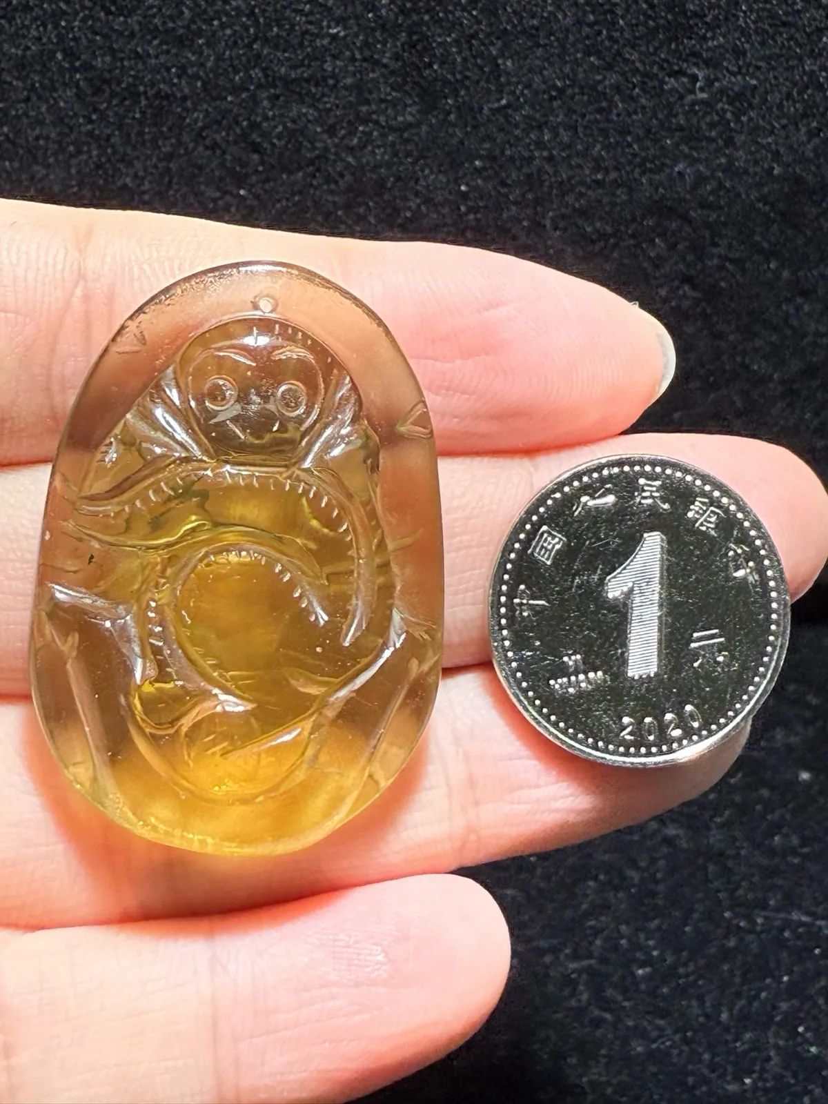  天然黄水晶猴子吊坠，黄水晶生肖猴吊坠，造型饱满，颜色漂亮，精致雕刻，栩栩如生！猴与侯同音，象征官运，意指官运亨通，长命百岁寓意生活富足，福气安康！保佑平安健康！尺寸39.9*27.9*12.5mm  重量20.13克