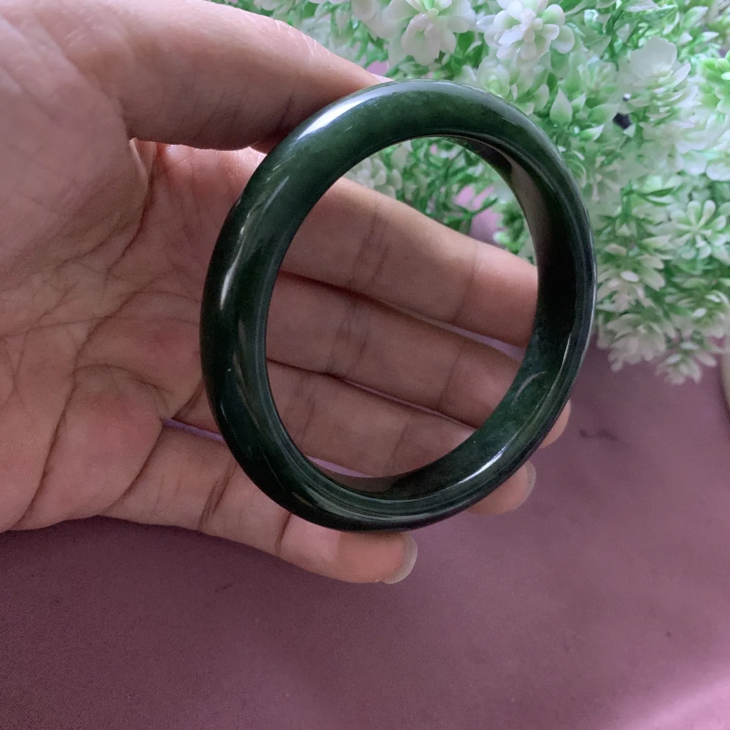 和田玉碧玉61圈口菠菜绿手镯，玉质特细腻油润，高脂粉，高品质，萦绕腕间时，古韵不失时尚，素雅不失品味，细腻光滑的触感，使人沉醉，气质高雅。