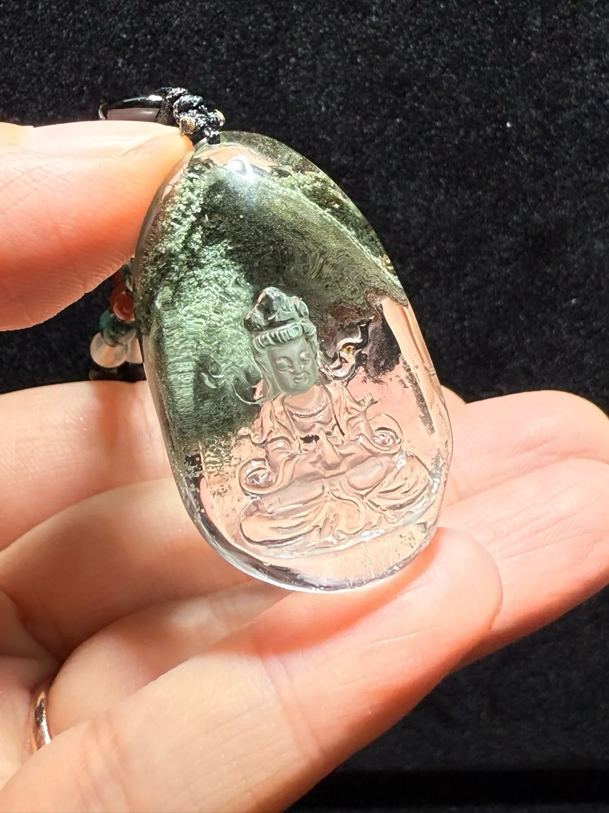 天然绿幽灵聚宝盆观音吊坠纯白体，晶体通透，颜色翠绿，形成聚宝盆雕工精湛！绿幽灵景色美！这么美的