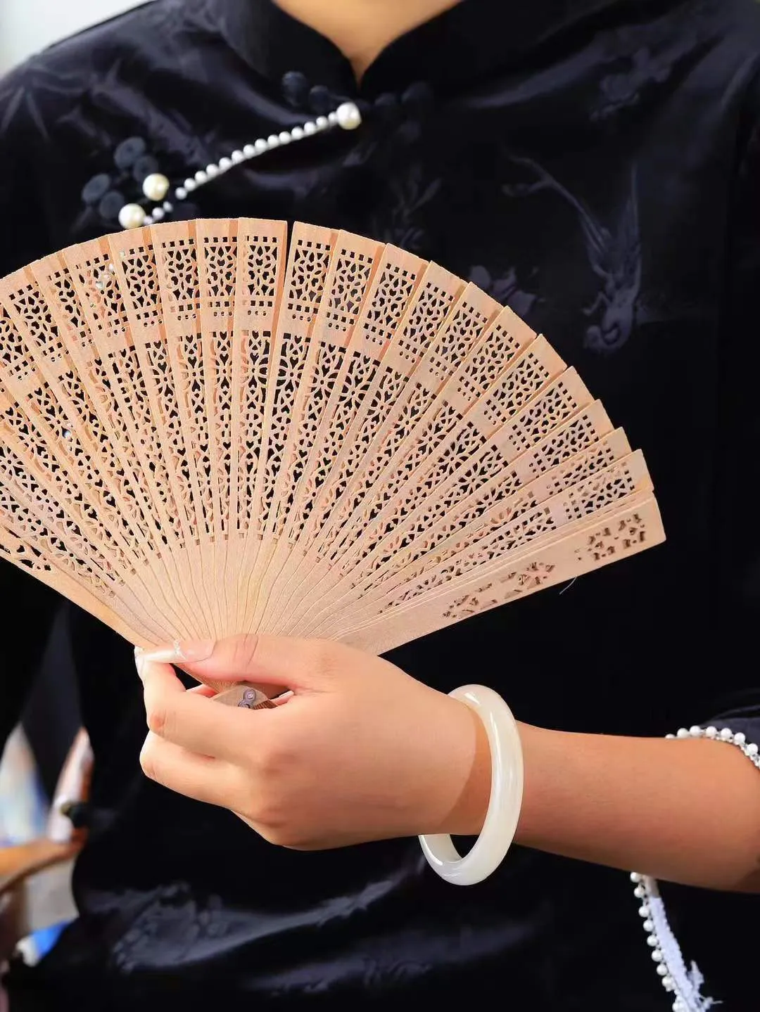 【花样年华·手镯】

精品和田玉藕粉白双色手镯，质地油润细腻，色泽高贵典雅，镯型古朴典雅。在诗情画意