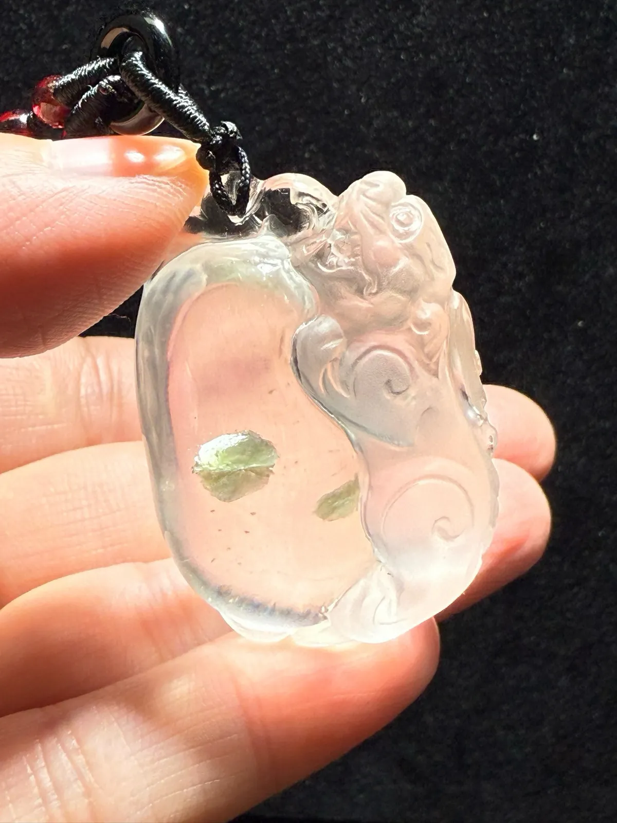 天然巴西老矿全包裹绿碧玺有求必应招财兽貔貅吊坠雕工精细，全包裹，晶体通透平安无事，有求必应，事事如意，吸纳有利磁场规格：42.6*30.1*18.8mm。