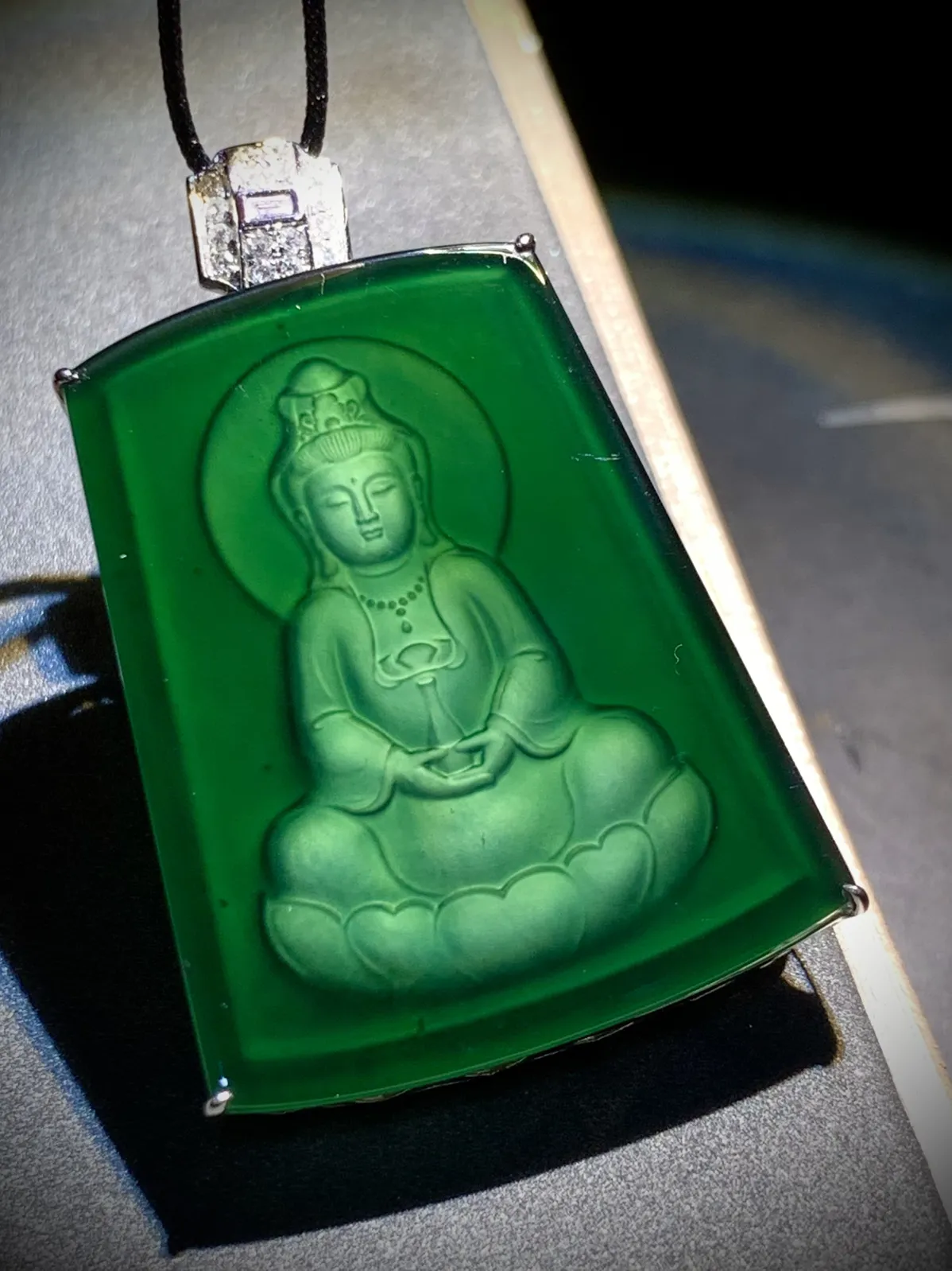 缅甸翡翠蓝水料子，观音菩萨，慈悲为怀，
裸石35.5-27.8-2mm，
整体43.5-28.8-7.8mm，
18K金，南非钻。