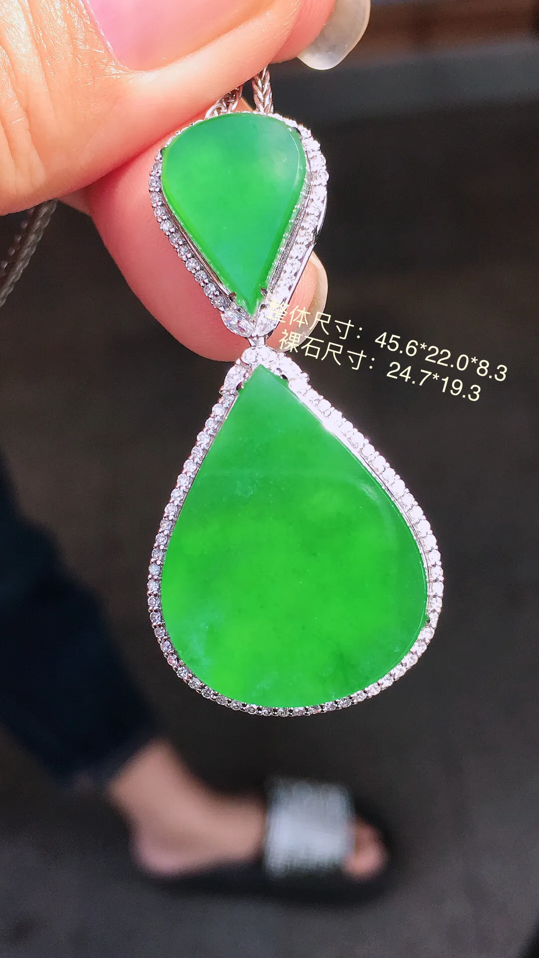 阳绿二合一吊坠，色泽均匀艳丽，玉质细腻，荧光感超
强，饱满圆润，尽显优雅气质，18k
金豪华镶嵌