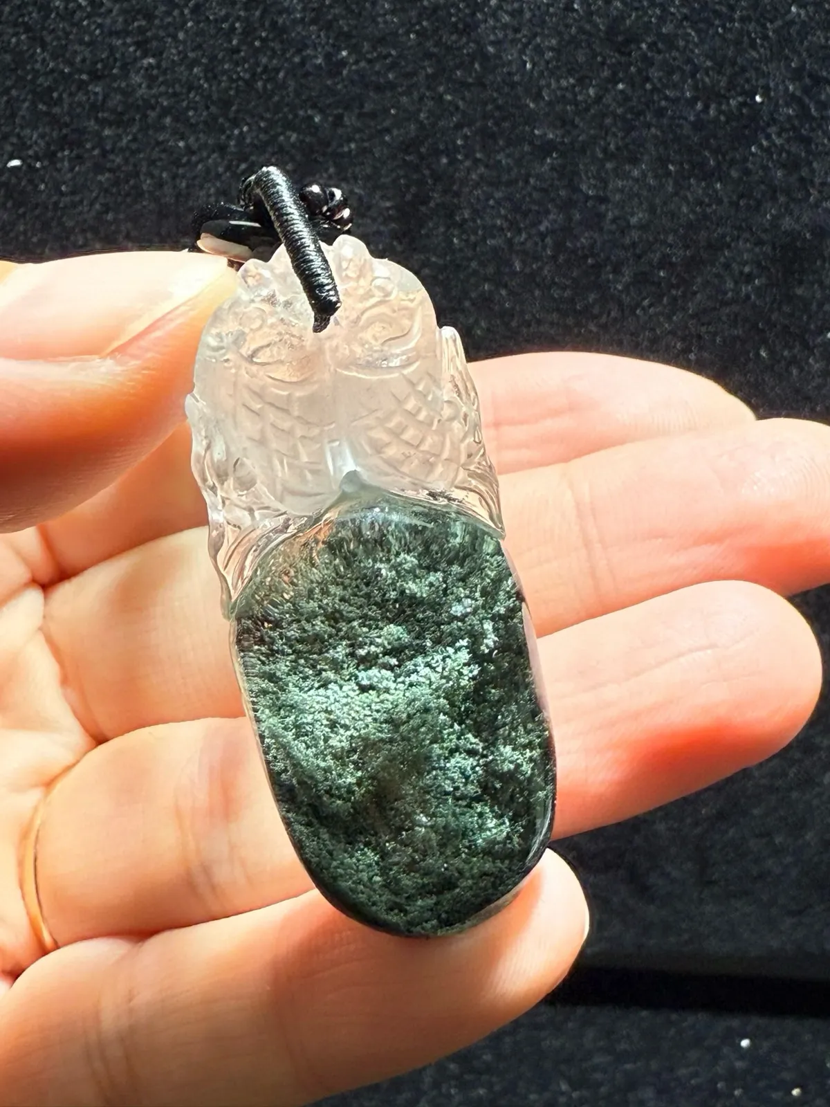 双鱼座️天然绿幽灵聚宝盆双鱼吊坠，天然色，颜色漂亮，幽灵升起呈聚宝盆状，招财进宝年年有余晶体好，精致美货，期待有缘人。规格47.2*18.9*12.2mm。
