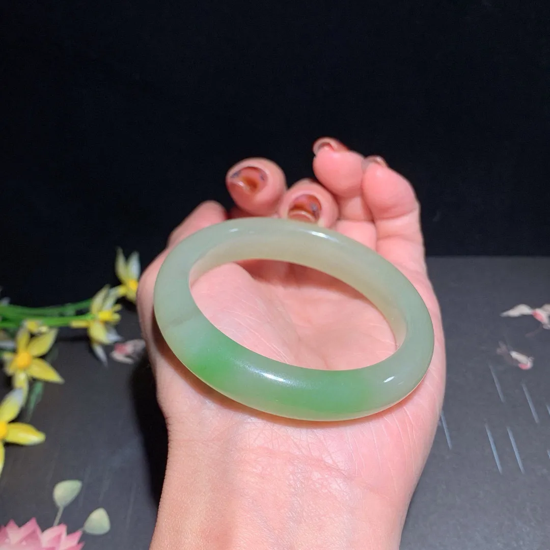 收藏款，和田玉51.5圈翠青手镯！圈口51.5宽11.8玉质细腻油润 底色纯净 无裂无黑 脂粉好，品质高