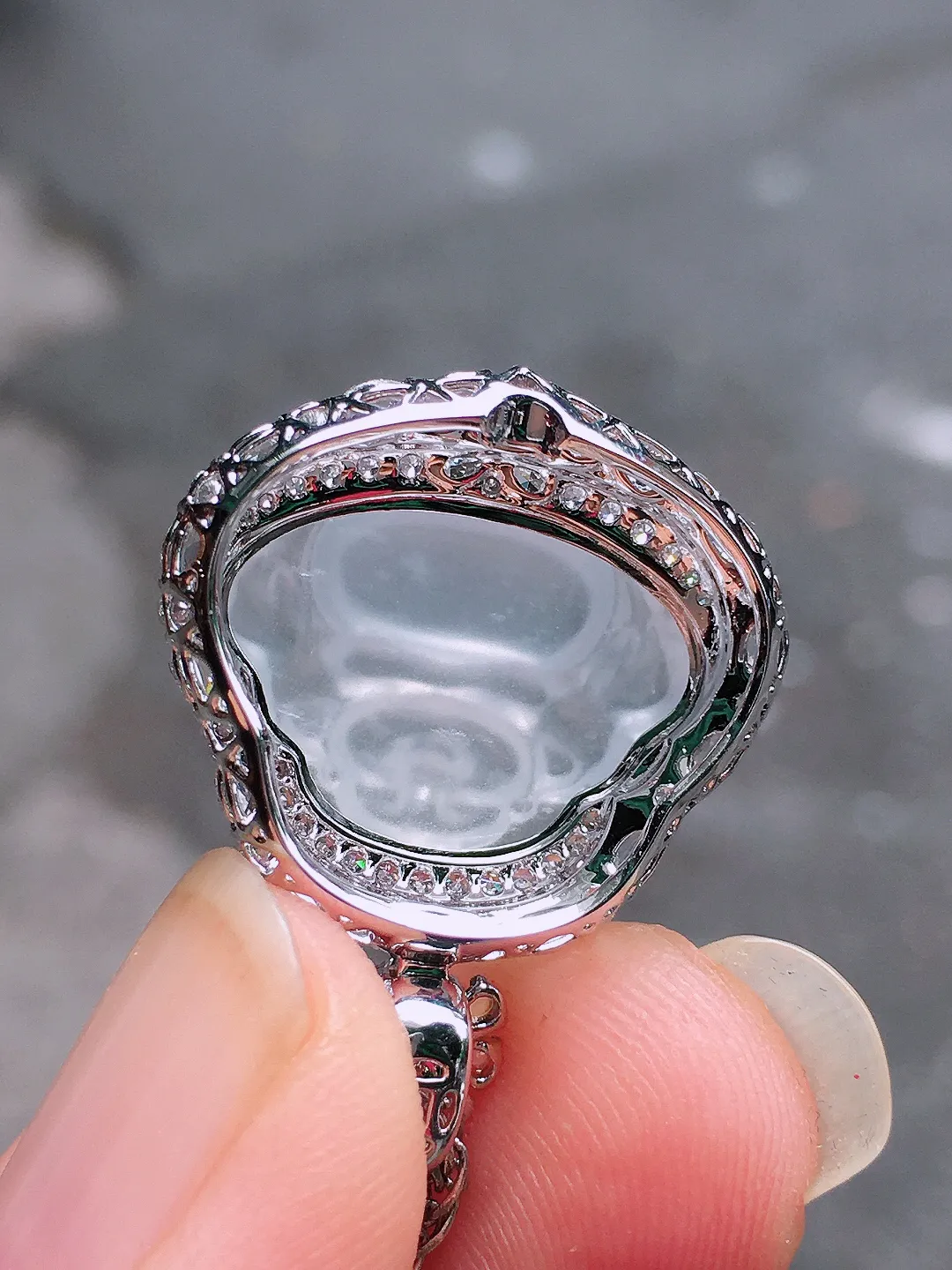 冰种佛公吊坠，玉质细腻，荧光感超
强，饱满圆润，尽显优雅气质，18k
金豪华镶嵌