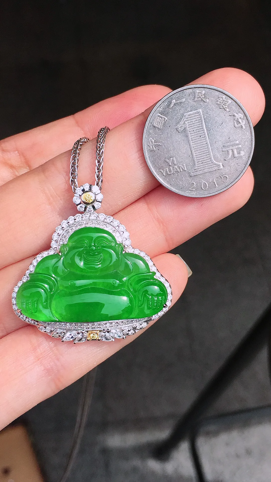 阳绿佛公吊坠，色泽均匀艳丽，玉质细腻，荧光感超
强，饱满圆润，尽显优雅气质，18k
金豪华镶嵌