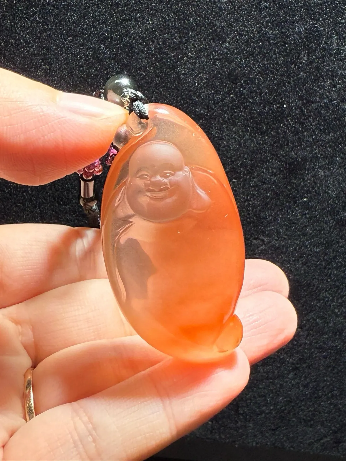 天然红兔毛大肚佛弥勒佛吊坠，兔毛飘逸，颜色超红润！大肚佛造型饱满，雕工精湛！佩戴笑口常开！配送精美挂件绳，规格约：53.3*27*17.2mm。