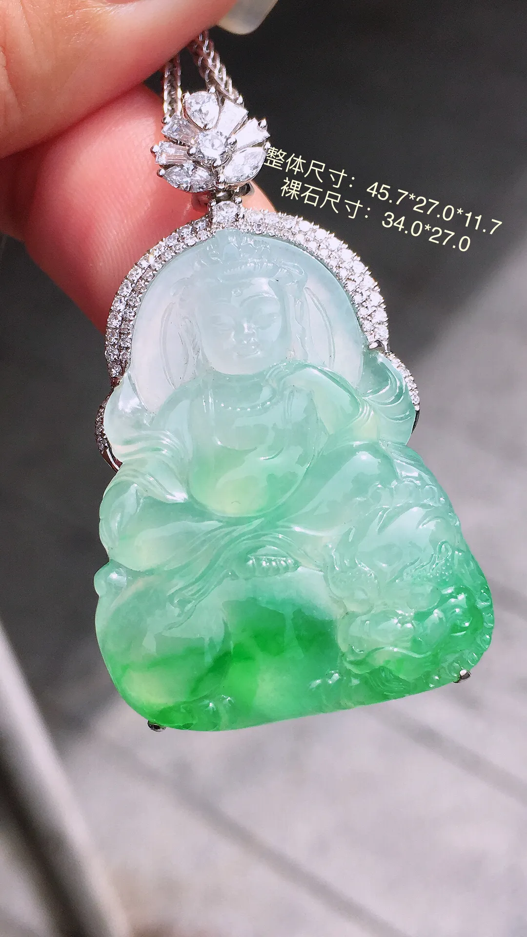 飘绿观音吊坠，色泽艳丽，玉质细腻，荧光感超
强，饱满圆润，尽显优雅气质，18k
金豪华镶嵌
