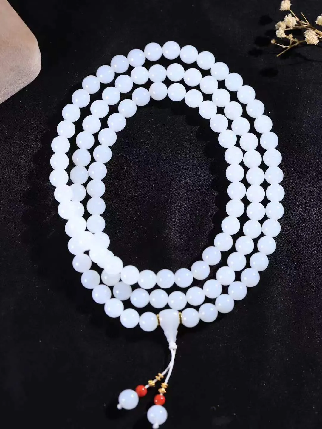 【链.108】

货头精选  精品和田玉白玉圆珠108挂链 玉质温润细腻 油性十足 佩戴舒适。珠珠落玉盘，间关莺语花底滑，一生美好时光，无论身在何处，都有它相伴相守。事事顺遂，幸福美满，吉祥如意。重86.3克 尺寸取一7.9mm FDA-781042393