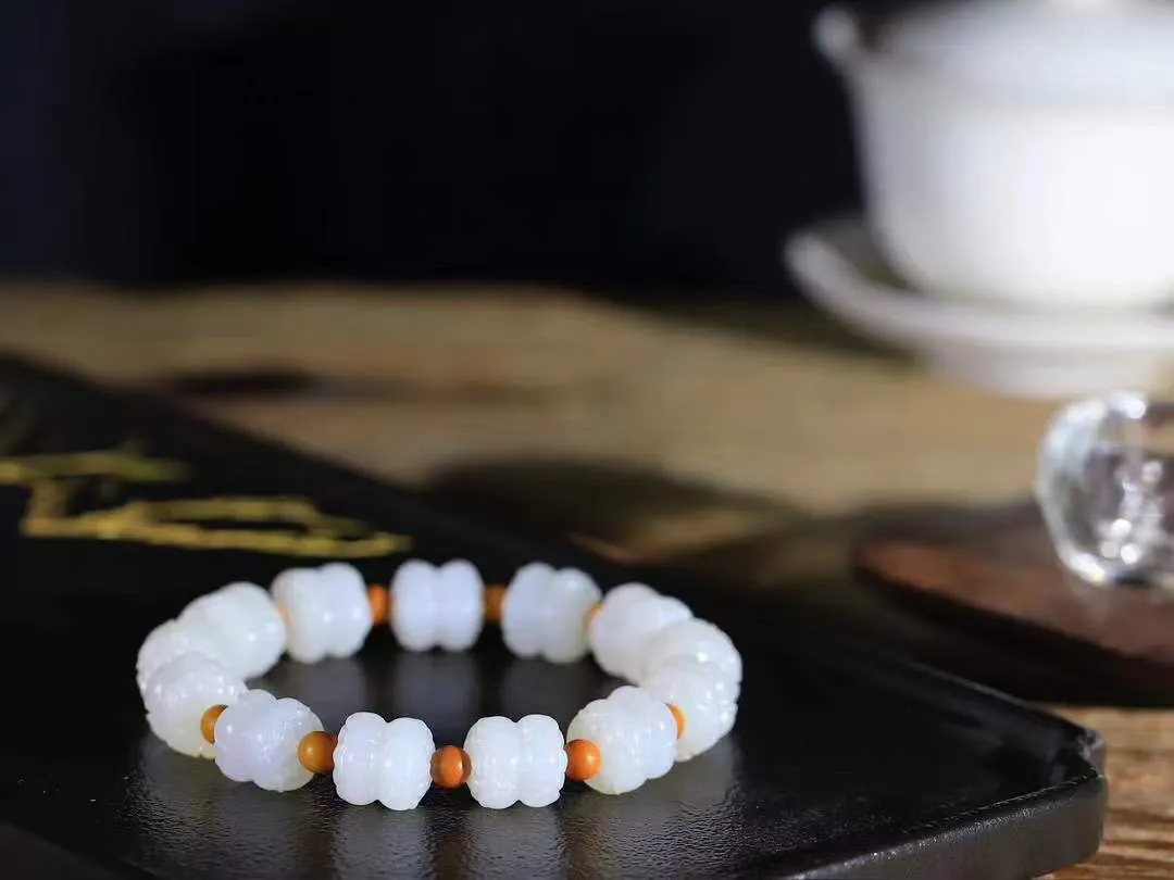 【莲花.手串】

精品和田玉白玉莲花手串，器形优雅，小巧精致，翠色浓郁，玉质细腻油润、手感上佳，颗
