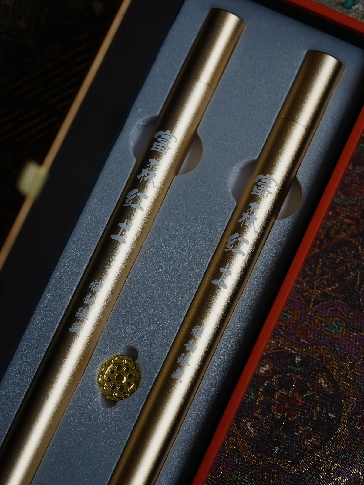 窖藏·富森红土沉香线香   10g
前韵甘醇凉甜，浓郁悠扬，
中间有持久独特的西瓜凉意，
蕴藏着花果香强有力的穿透，层次分明，
后韵悠远厚重，醇厚持久，历久弥香。 
有沉静内敛之感，容易令气下沉，
让人舒压解劳、得到放松宁静。