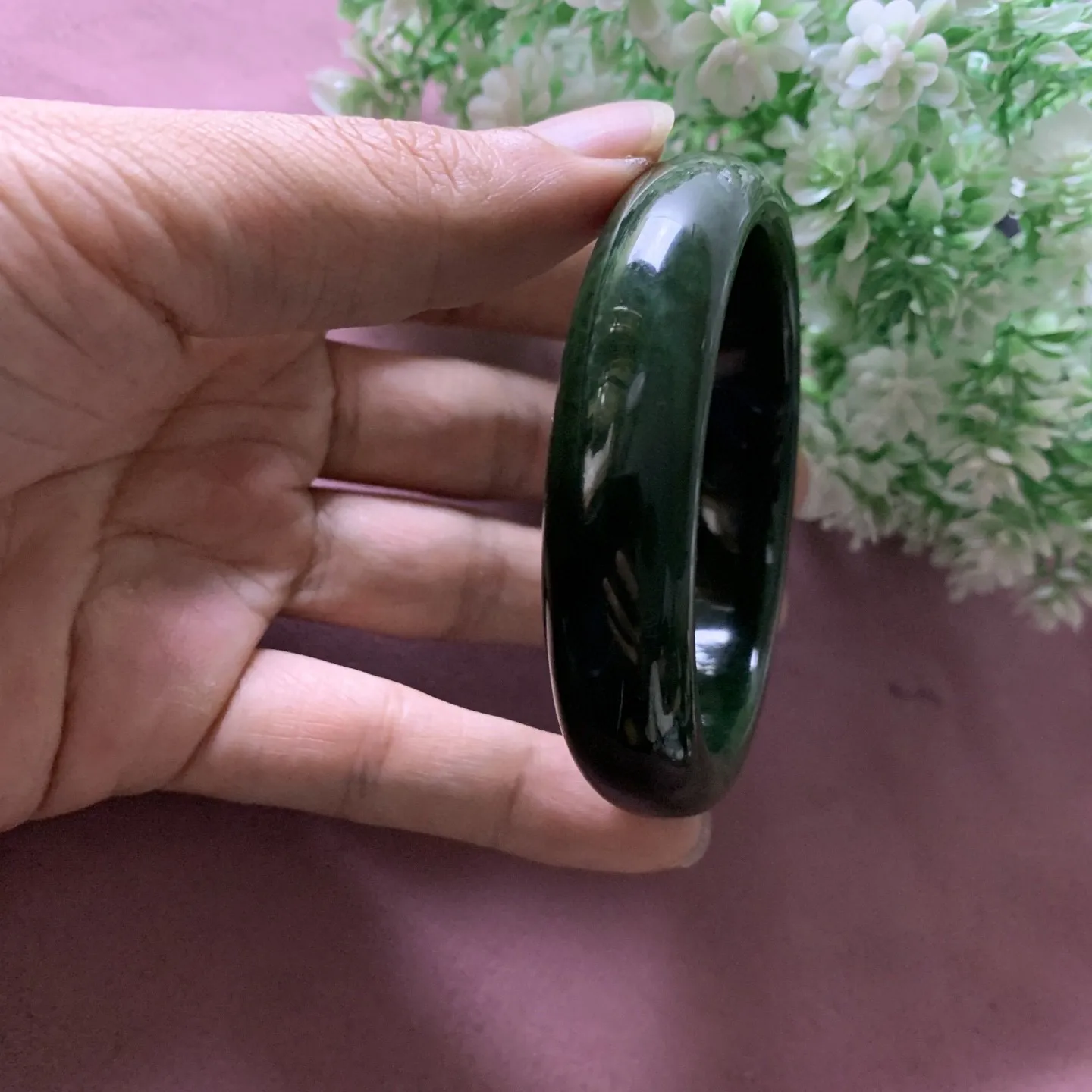 和田玉碧玉58.3圈口菠菜绿手镯，玉质特细腻油润，高脂粉，高品质，萦绕腕间时，古韵不失时尚，素雅不失品味，细腻光滑的触感，使人沉醉，气质高雅