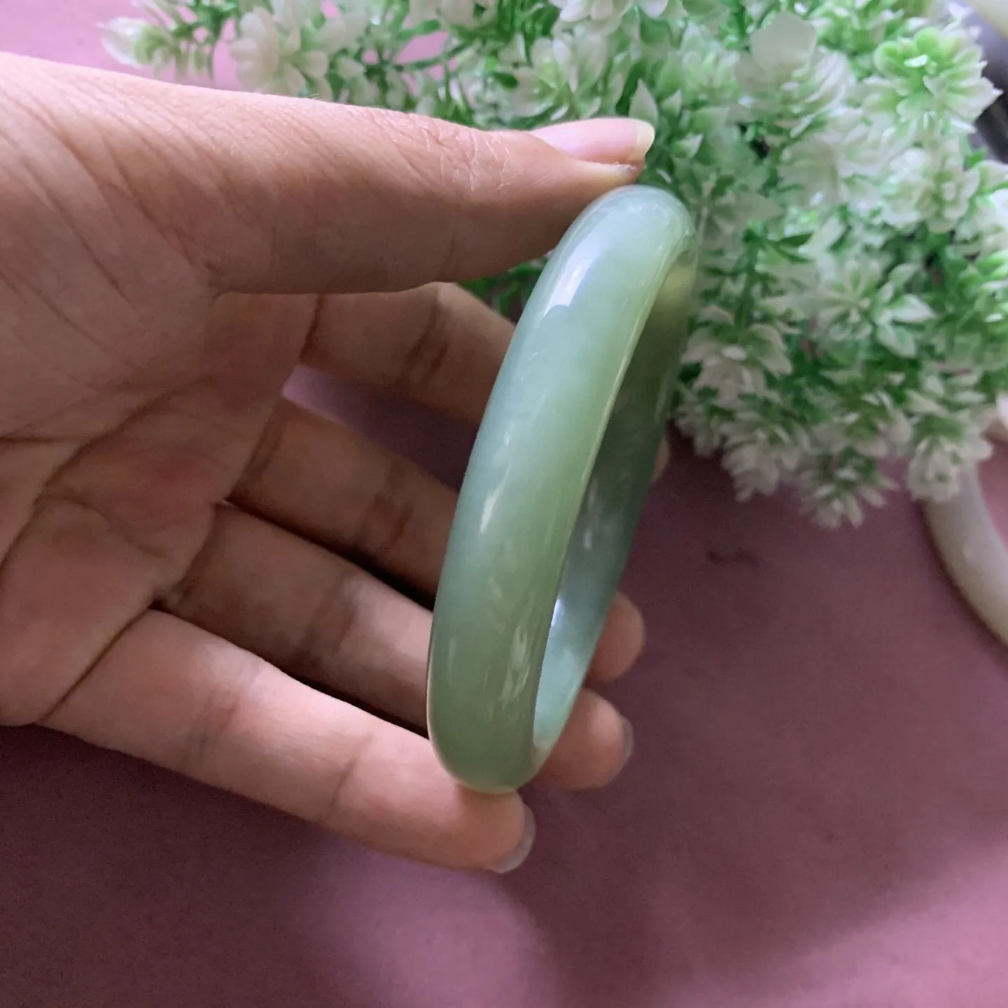 土豪款，和田玉碧玉60圈口冰底阳绿色手镯，玉质特细腻油润，高脂粉，高品质，萦绕腕间时，古韵不失时尚，素雅不失品味，细腻光滑的触感，使人沉醉，气质高雅