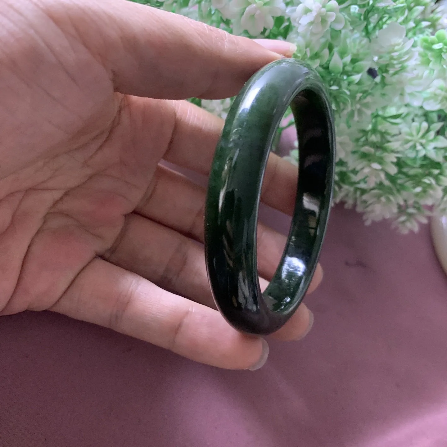 和田玉碧玉61圈口菠菜绿手镯，玉质特细腻油润，高脂粉，高品质，萦绕腕间时，古韵不失时尚，素雅不失品味，细腻光滑的触感，使人沉醉，气质高雅。