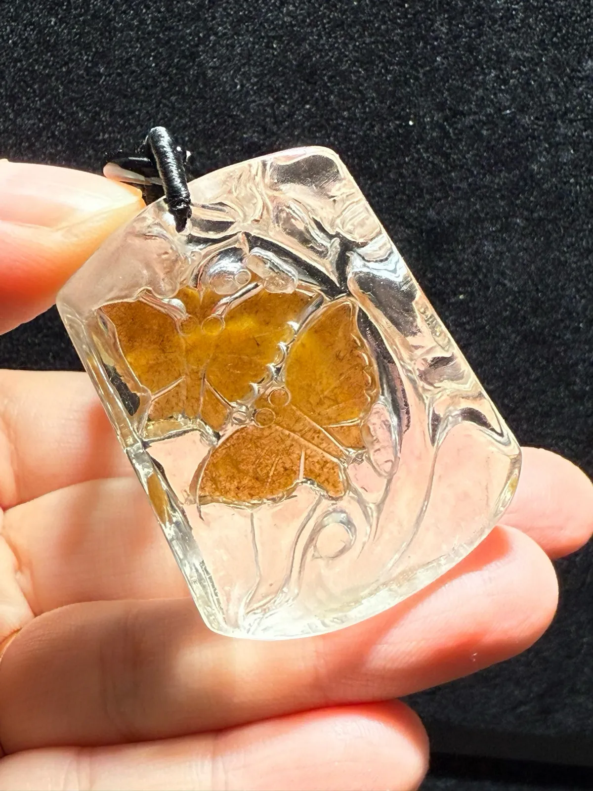 精品天然黄兔毛蝶恋花吊坠，天然色，颜色特美！雕工精湛，俏色分明雕刻蝴蝶、花朵，寓意花开富贵、多子多福！[色]喜欢的速度！规格45.4*34.7*15.2mm