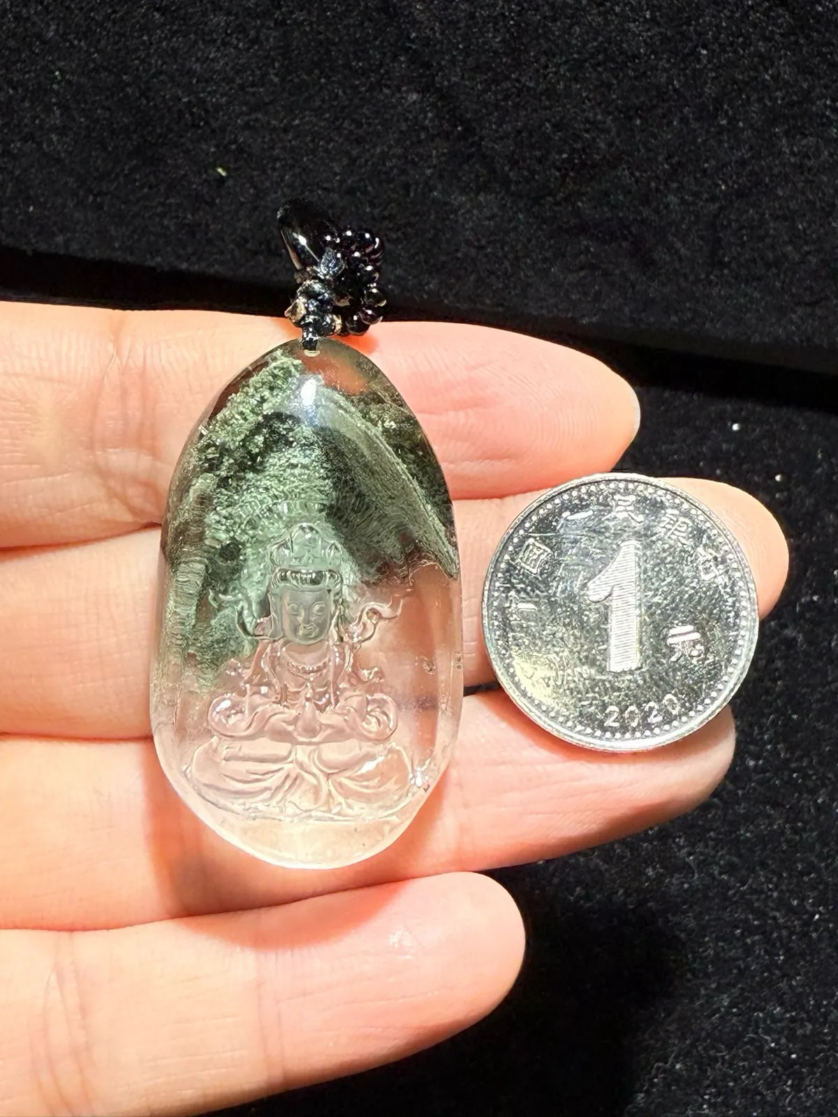 天然绿幽灵聚宝盆观音吊坠纯白体，晶体通透，颜色翠绿，形成聚宝盆雕工精湛！绿幽灵景色美！这么美的货值得收藏大师级细致开脸！佩戴观音保平安水头足，饱满。规格：39.6*24.1*14.3mm。
