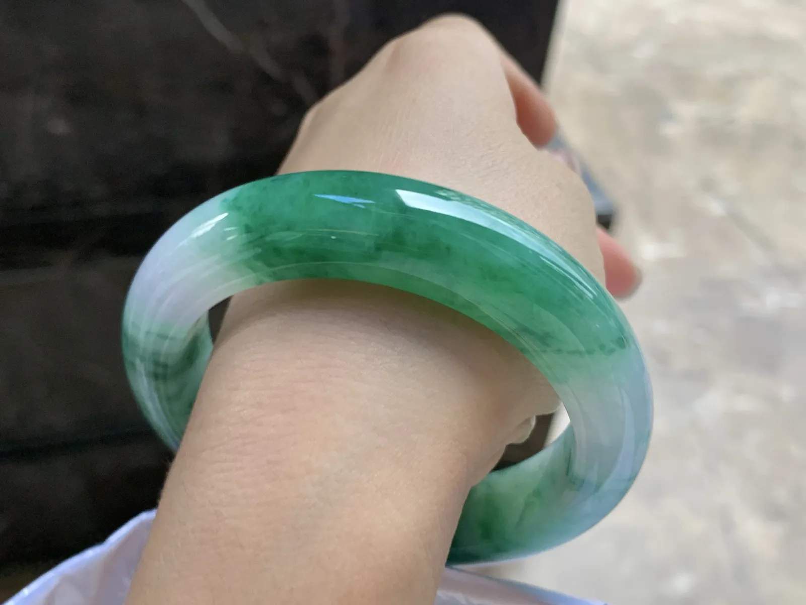 57-14.1-10

浓绿色手镯^_^颜色鲜艳 玉质温润