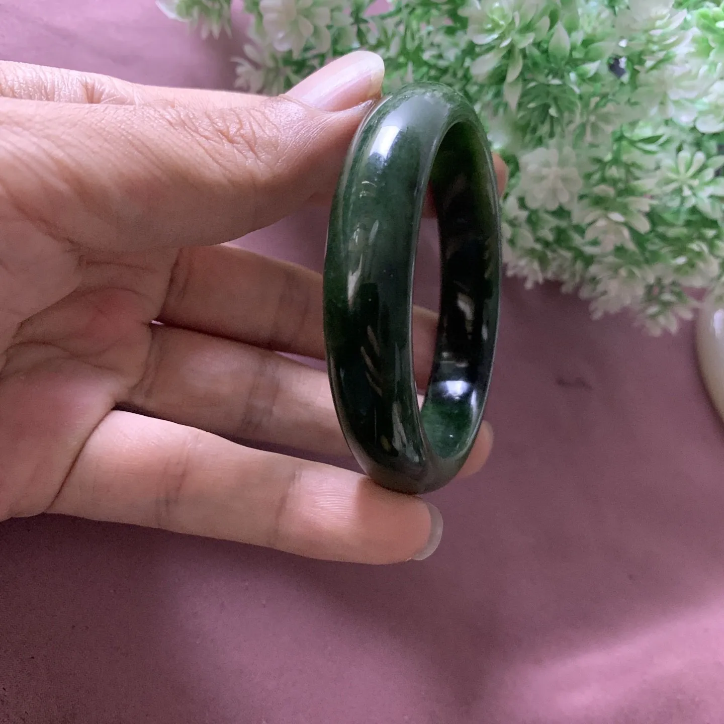 和田玉碧玉54.6圈口菠菜绿手镯，圈口54.6宽13玉质特细腻油润，高脂粉，高品质，萦绕腕间时，古韵不失时尚，素雅不失品味，细腻光滑的触感，使人沉醉，气质高雅。