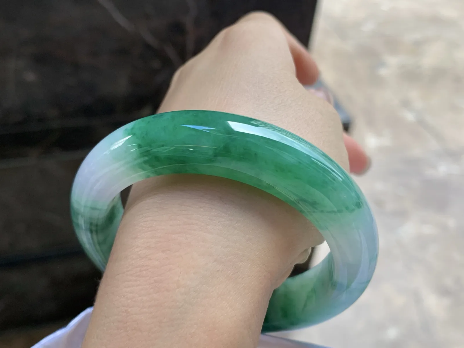 57-14.1-10

浓绿色手镯^_^颜色鲜艳 玉质温润