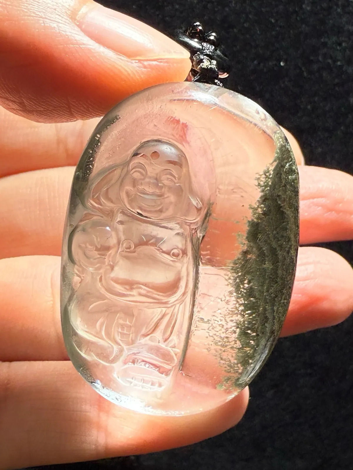 全美大货，天然绿幽灵笑佛挂件，全身站佛，全净无瑕，带发丝，珍藏款，规格：44.3*30.7*18.5mm，