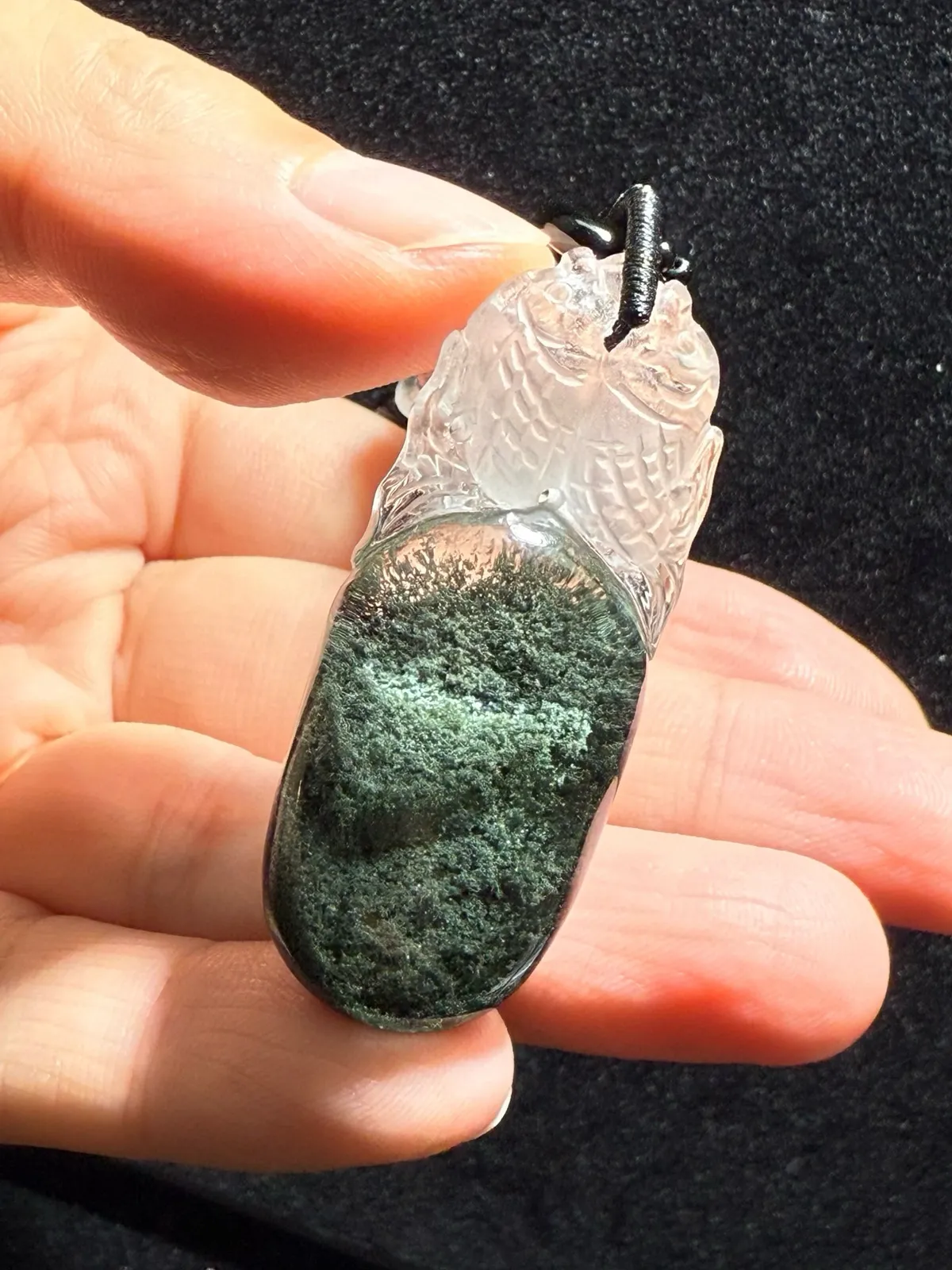 双鱼座️天然绿幽灵聚宝盆双鱼吊坠，天然色，颜色漂亮，幽灵升起呈聚宝盆状，招财进宝年年有余晶体好，精致美货，期待有缘人。规格47.2*18.9*12.2mm。