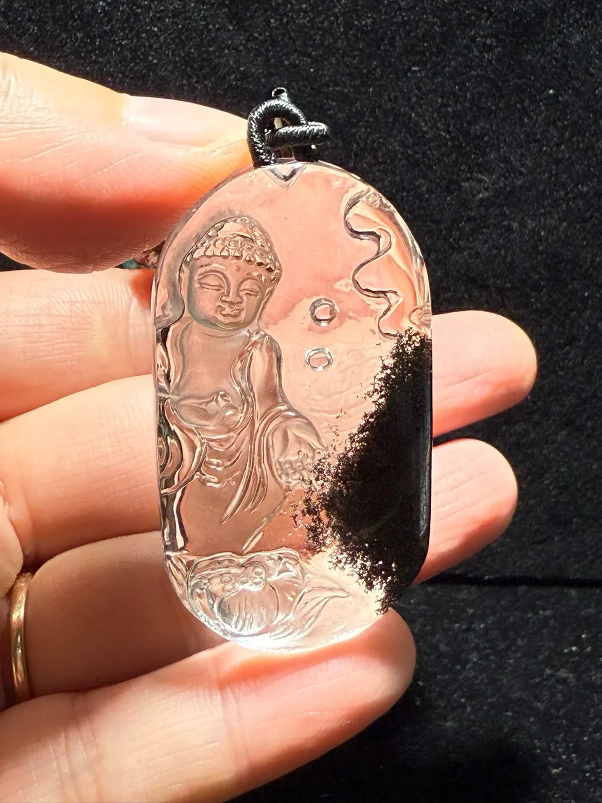 新货，精品，天然彩幽灵释迦牟尼佛吊坠，红绿幽灵颜色鲜艳，内含石中金，佛祖俯瞰众生，意境超美！晶体纯净，通透！雕工精致，饱满圆润，佛脸富态，慈祥！佩戴可招财旺事业，保平安！配送精美挂件绳，规格约：51.5*27.9*14mm，实物更美！值得收藏！性价比超高！