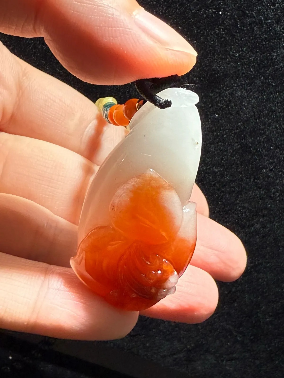 天然红兔毛俏色巧雕花开富贵吊坠颜色红润 原汁原味天然色，雕工精湛苏州工艺，俏色分明，颜色润，水头足，寓意花开富贵 幸福美满规格：46.7*23.8*13.9mm。