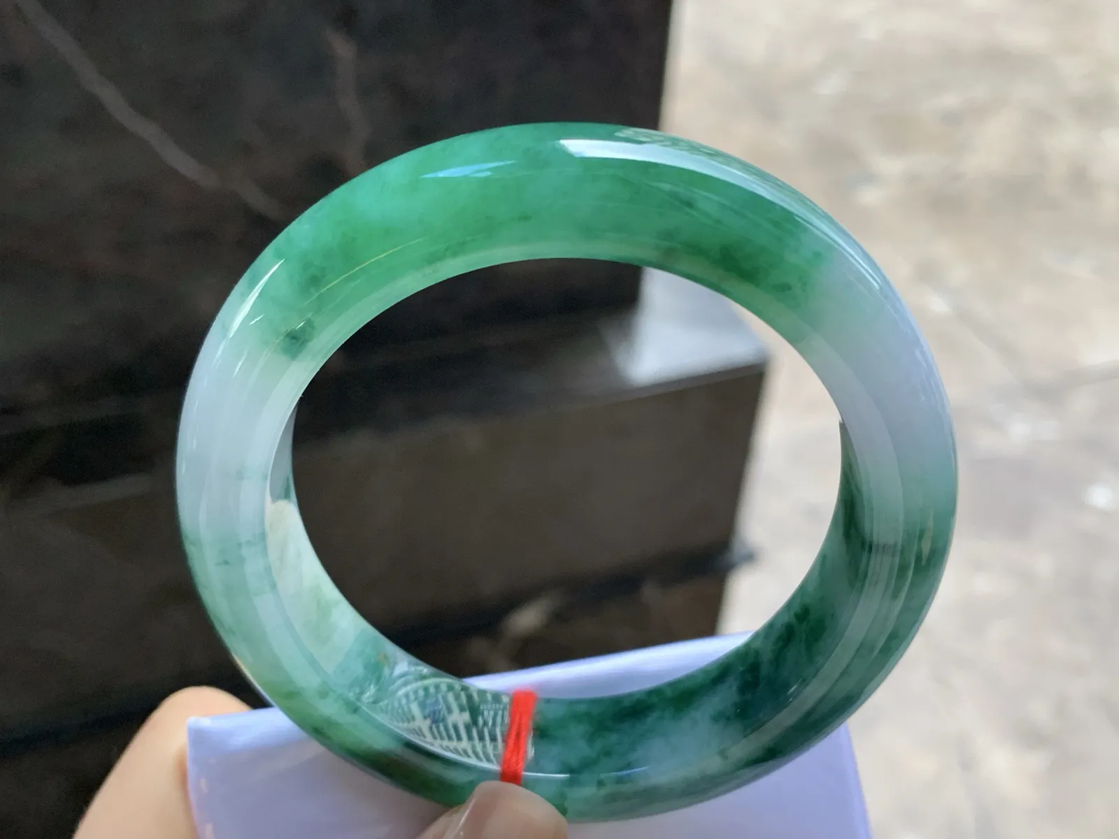 57-14.1-10

浓绿色手镯^_^颜色鲜艳 玉质温润