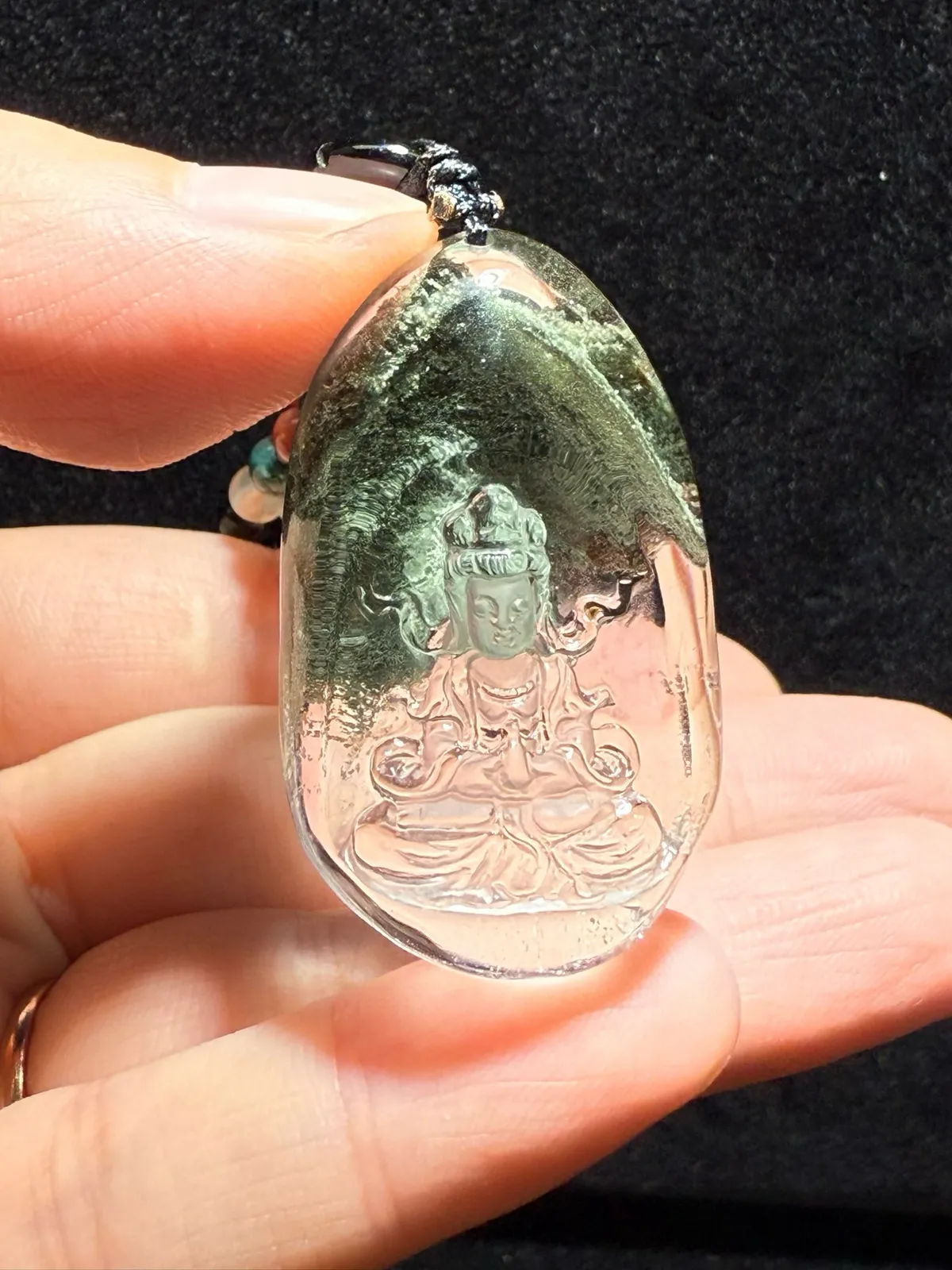 天然绿幽灵聚宝盆观音吊坠纯白体，晶体通透，颜色翠绿，形成聚宝盆雕工精湛！绿幽灵景色美！这么美的货值得收藏大师级细致开脸！佩戴观音保平安水头足，饱满。规格：39.6*24.1*14.3mm。