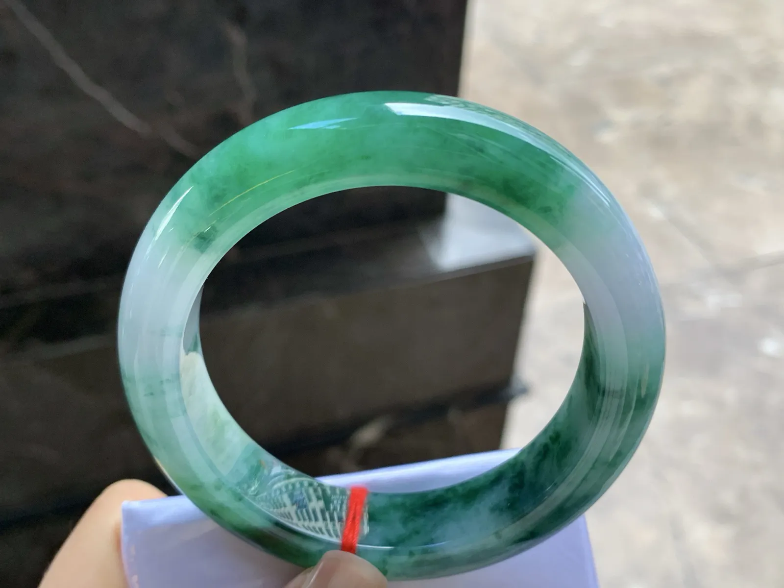 57-14.1-10

浓绿色手镯^_^颜色鲜艳 玉质温润
