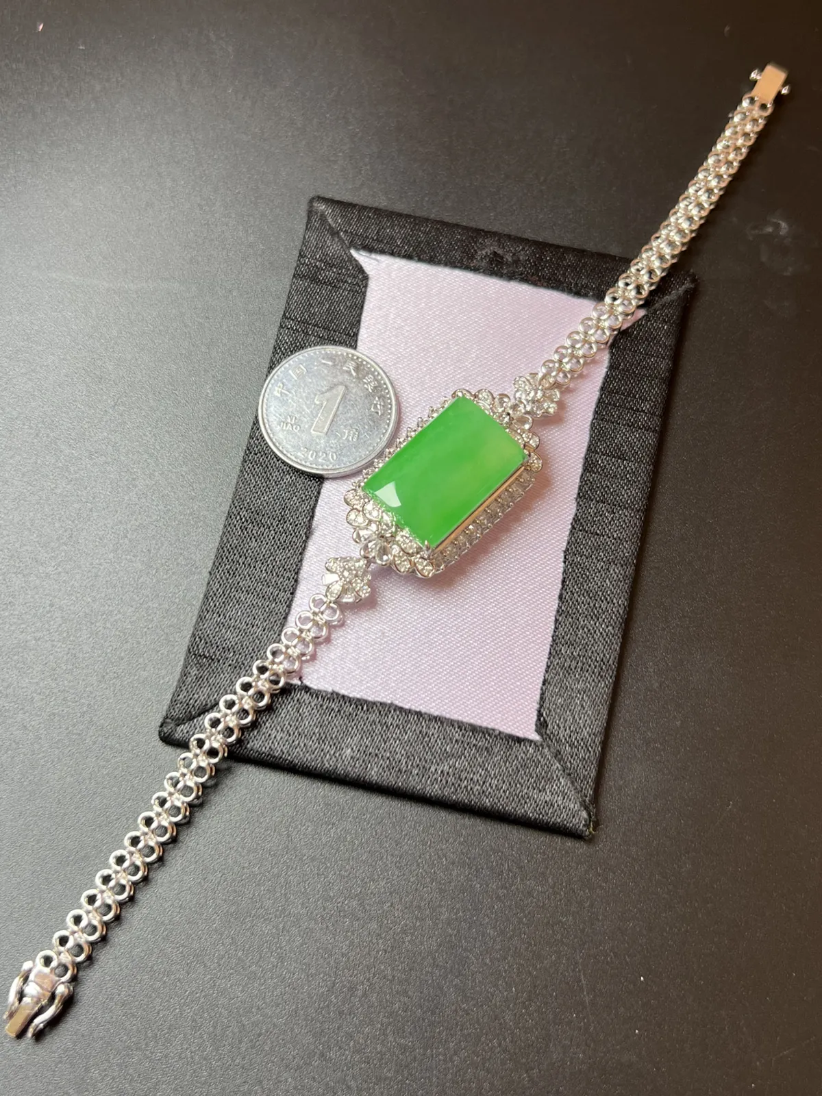 阳绿手环种好，厚装，配戴奢华上档次，整体尺寸30.3*17.5*10。裸石尺寸18.2*12.5*4