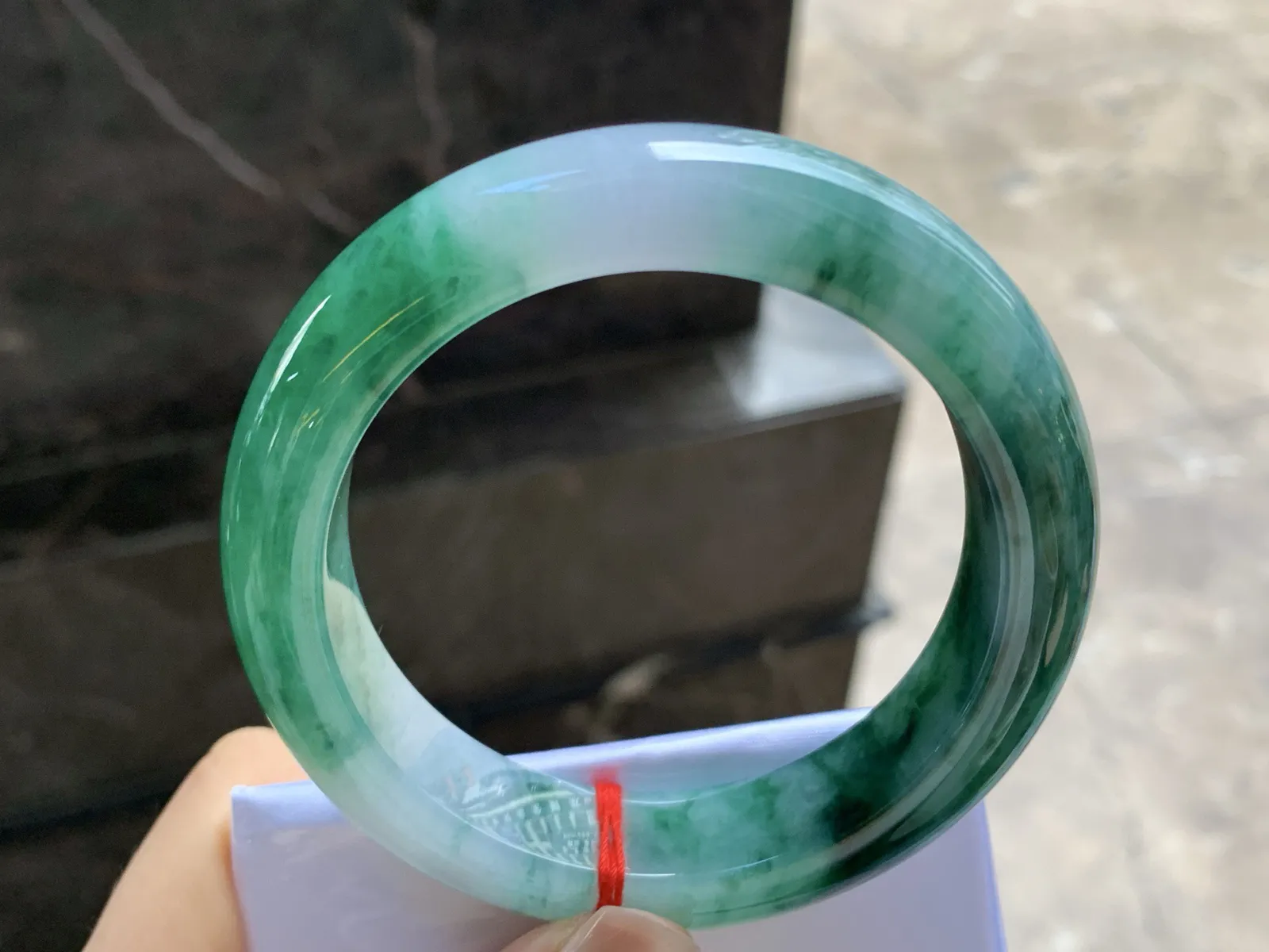 57-14.1-10

浓绿色手镯^_^颜色鲜艳 玉质温润