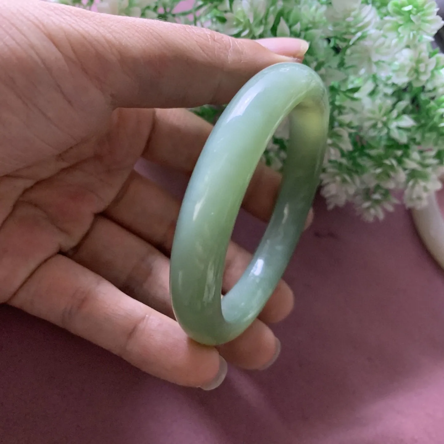 土豪款，和田玉碧玉60圈口冰底阳绿色手镯，玉质特细腻油润，高脂粉，高品质，萦绕腕间时，古韵不失时尚，素雅不失品味，细腻光滑的触感，使人沉醉，气质高雅