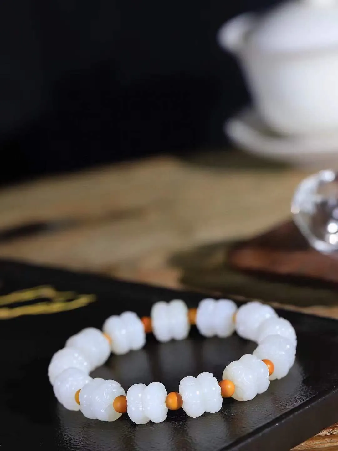 【莲花.手串】

精品和田玉白玉莲花手串，器形优雅，小巧精致，翠色浓郁，玉质细腻油润、手感上佳，颗颗精雕莲花，将荷花出淤泥而不染，濯清涟而不妖的气韵，刻画的淋漓尽致。尺寸取一11.4-12mm，重39克 FDA-361082320
