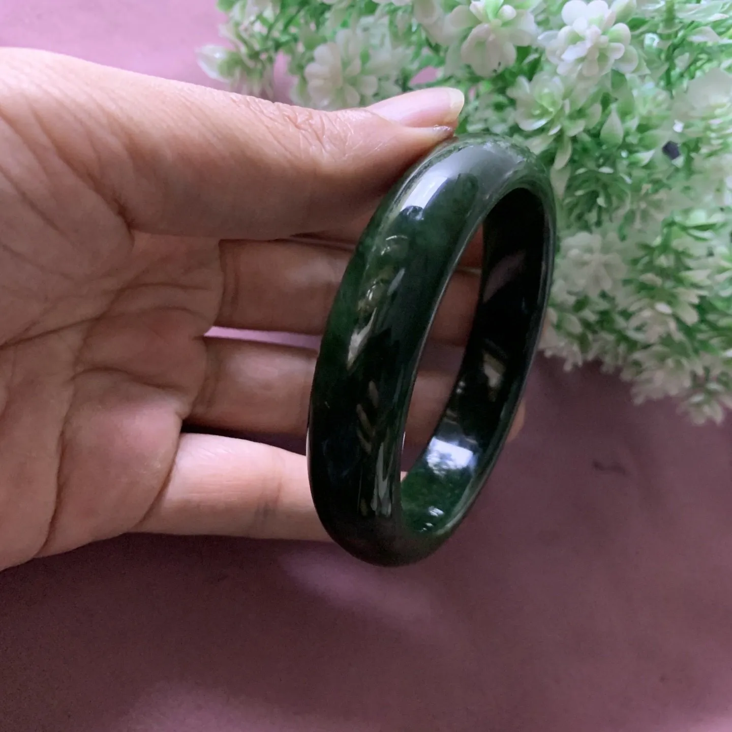 和田玉碧玉58.3圈口菠菜绿手镯，玉质特细腻油润，高脂粉，高品质，萦绕腕间时，古韵不失时尚，素雅不失