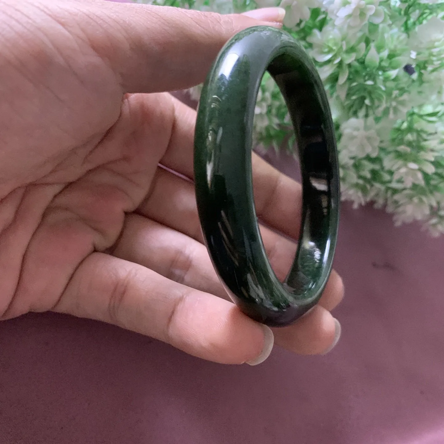 和田玉碧玉61圈口菠菜绿手镯，玉质特细腻油润，高脂粉，高品质，萦绕腕间时，古韵不失时尚，素雅不失品味，细腻光滑的触感，使人沉醉，气质高雅。