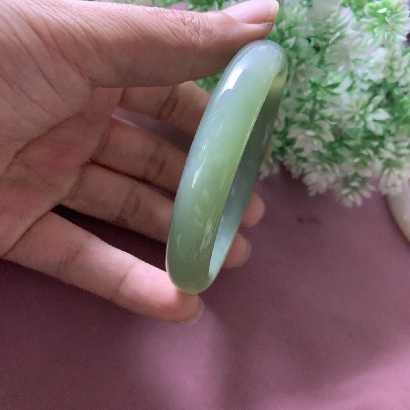 土豪款，和田玉碧玉60圈口冰底阳绿色手镯，玉质特细腻油润，高脂粉，高品质，萦绕腕间时，古韵不失时尚，