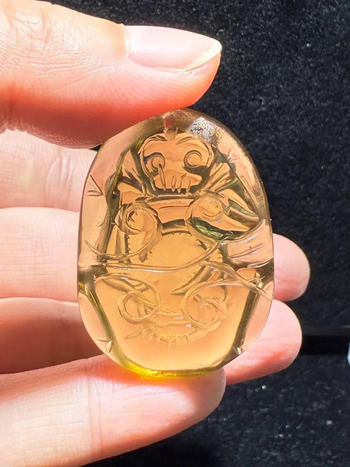  天然黄水晶猴子吊坠，黄水晶生肖猴吊坠，造型饱满，颜色漂亮，精致雕刻，栩栩如生！猴与侯同音，象征官运，意指官运亨通，长命百岁寓意生活富足，福气安康！保佑平安健康！尺寸39.9*27.9*12.5mm  重量20.13克