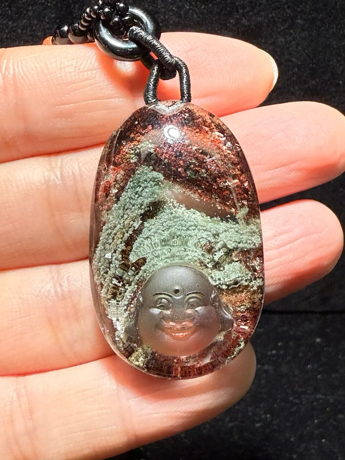 新货，精品，天然红绿幽灵千层山包衣佛吊坠，彩幽灵，大肚佛，意境超美！晶体纯净，雕工精湛！笑口常开！配送精美挂件绳，规格约：40.1*25.3*13.6mm，实物更美！值得收藏！性价比超高！