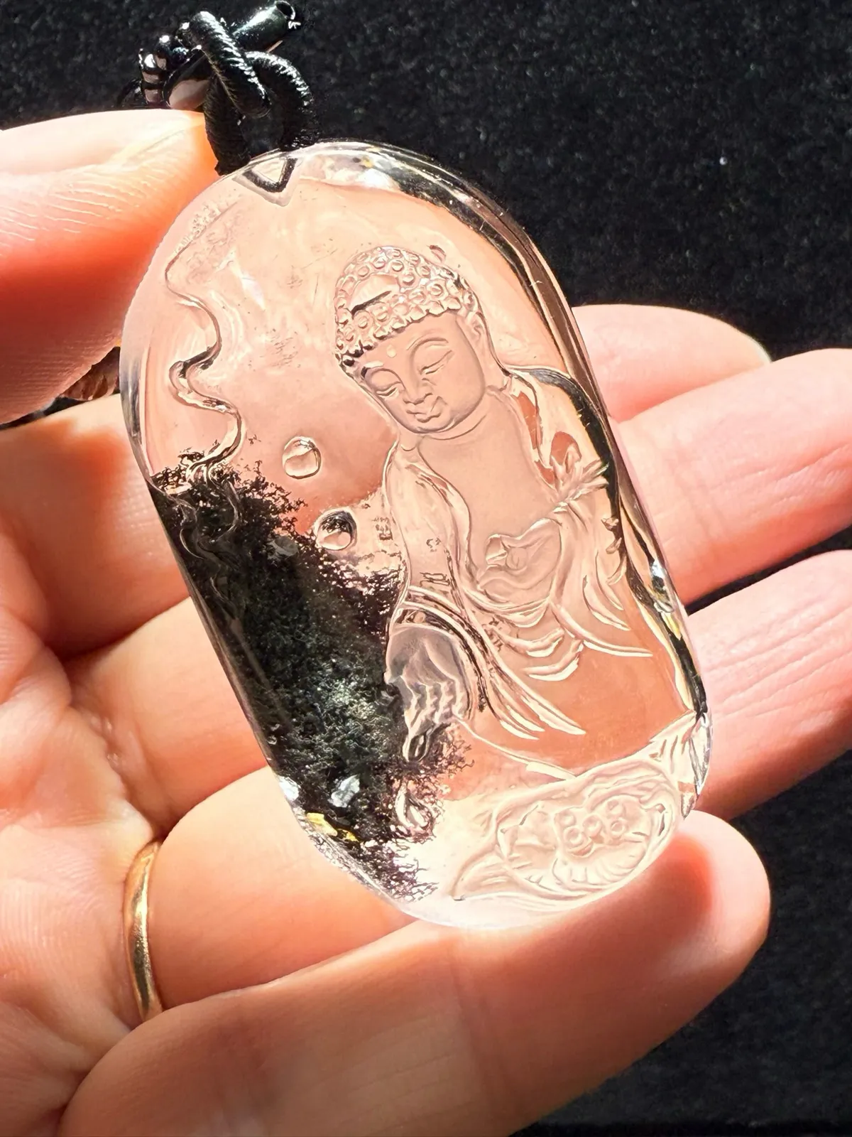 新货，精品，天然彩幽灵释迦牟尼佛吊坠，红绿幽灵颜色鲜艳，内含石中金，佛祖俯瞰众生，意境超美！晶体纯净